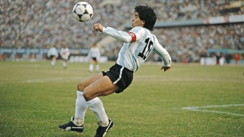 شلیک کانن به نماد آرژانتینی دیگو مارادونا در جام جهانی فوتبال 1986.
