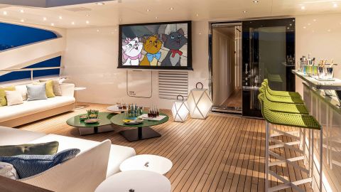 ریو که توسط کشتی‌ساز ایتالیایی CRN ساخته شده است، فضای داخلی پر از رنگ‌های روشن و پر جنب و جوش دارد.