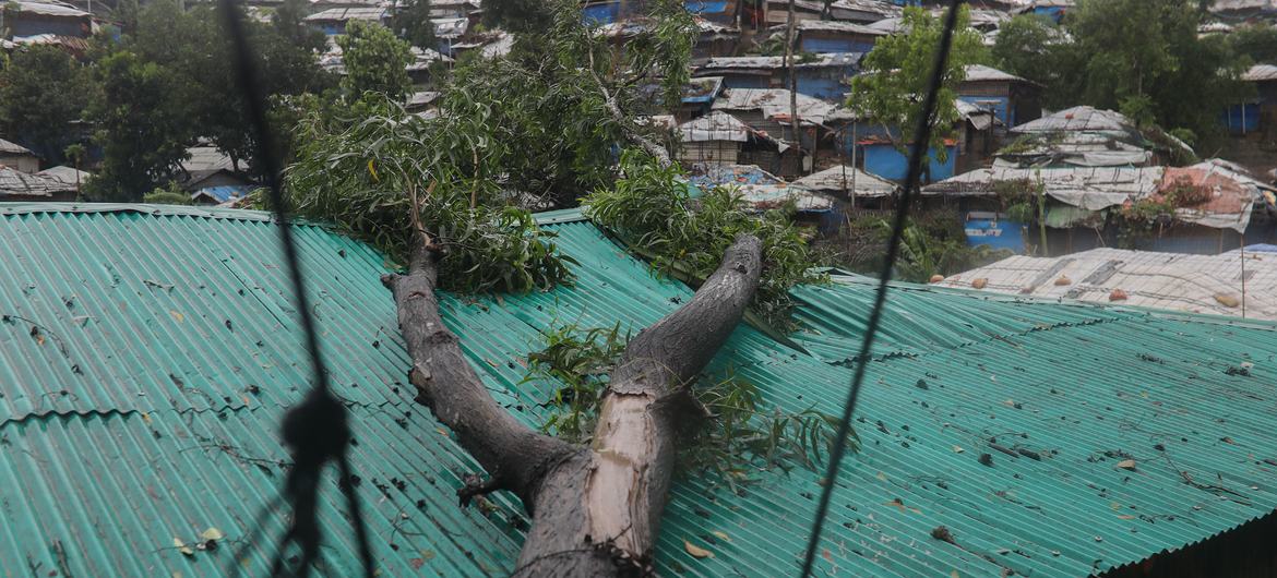 طوفان موکا در 14 مه 2023 هنگام عبور از کمپ آوارگان روهینگیا در تکناف، کاکس بازار، بنگلادش، باران و باد شدیدی را به همراه داشت.