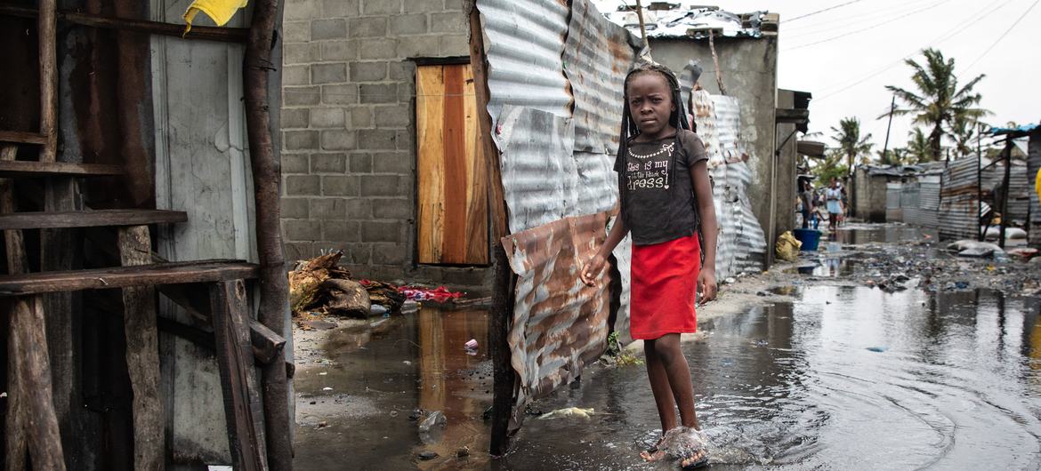 یک کودک در بیرا، موزامبیک، پس از ویرانی طوفان Idai در سال 2019، در آب های خروشان ایستاده است. 